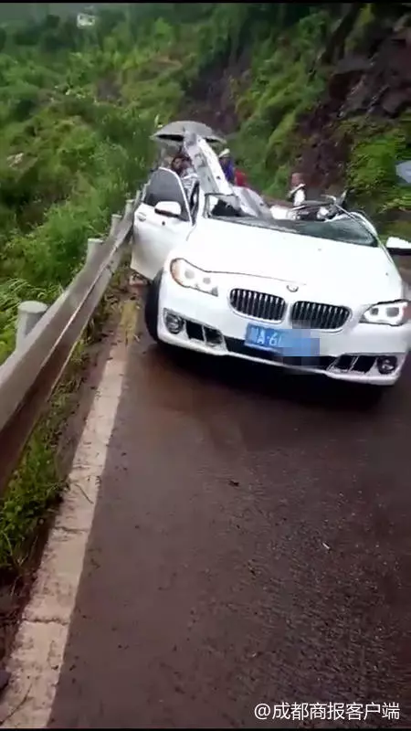 BMW 走山區路，三度被落石砸中，整個車頂凹陷導致兩大一小不幸身亡！RIP！