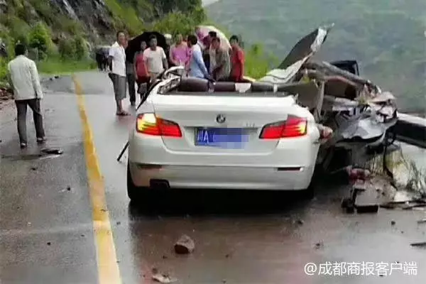 BMW 走山區路，三度被落石砸中，整個車頂凹陷導致兩大一小不幸身亡！RIP！