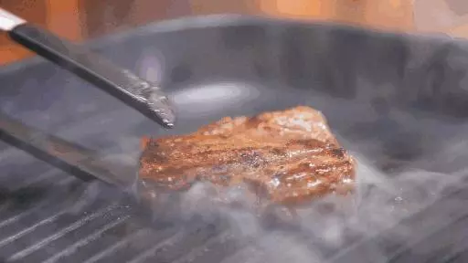 學會12個煎牛排技巧，你就可以PK米其林大廚！