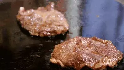 學會12個煎牛排技巧，你就可以PK米其林大廚！