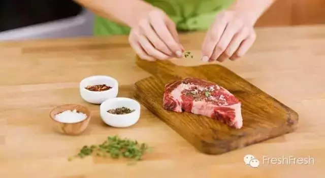 學會12個煎牛排技巧，你就可以PK米其林大廚！
