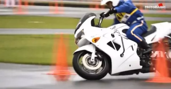 日本重機警察訓練「雨中煞車回頭」比外面飆車族還猛!當他脫下安全帽時,更讓現場所有人嚇到說不出話來!