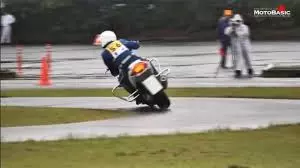 日本重機警察訓練「雨中煞車回頭」比外面飆車族還猛!當他脫下安全帽時,更讓現場所有人嚇到說不出話來!
