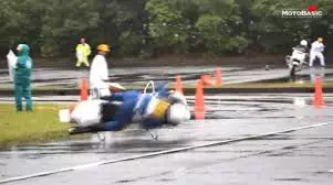 日本重機警察訓練「雨中煞車回頭」比外面飆車族還猛!當他脫下安全帽時,更讓現場所有人嚇到說不出話來!