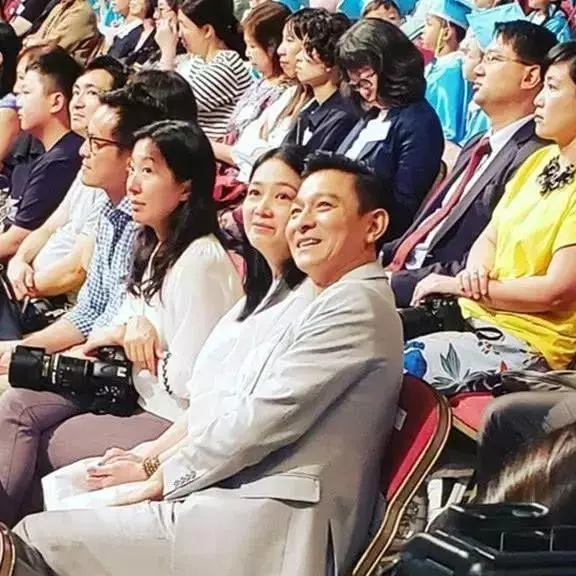劉德華6歲女兒長高了,父女倆牽手返港,52歲朱麗倩孕肚明顯!