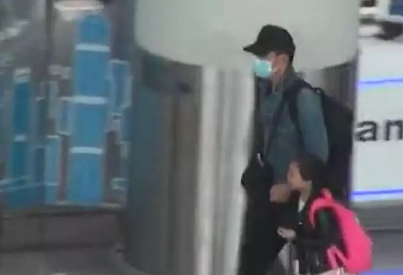 劉德華6歲女兒長高了,父女倆牽手返港,52歲朱麗倩孕肚明顯!