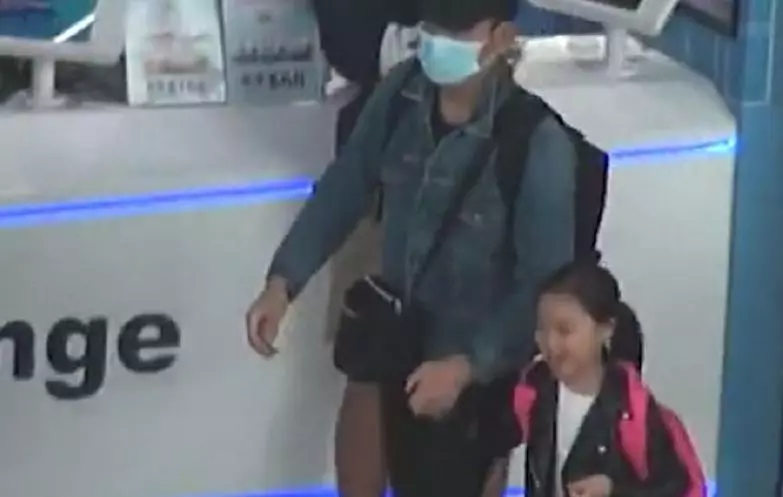 劉德華6歲女兒長高了,父女倆牽手返港,52歲朱麗倩孕肚明顯!