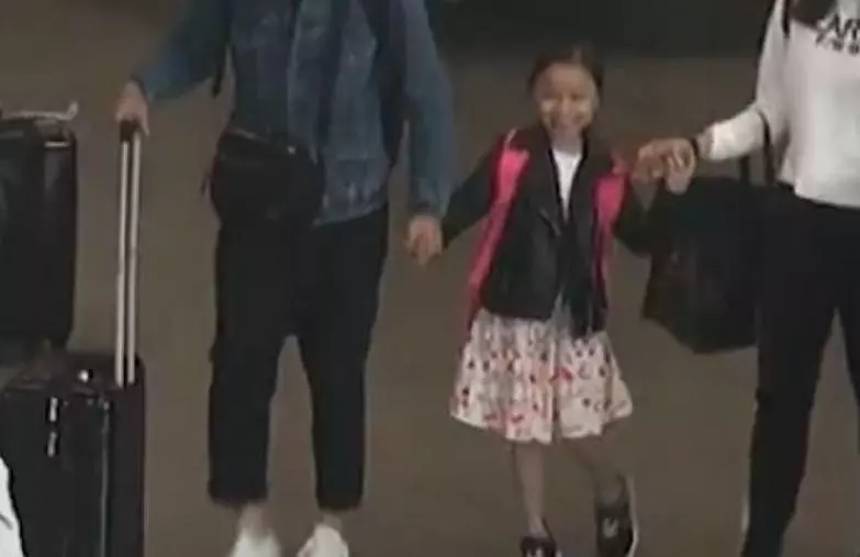 劉德華6歲女兒長高了,父女倆牽手返港,52歲朱麗倩孕肚明顯!