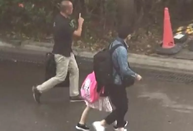劉德華6歲女兒長高了,父女倆牽手返港,52歲朱麗倩孕肚明顯!