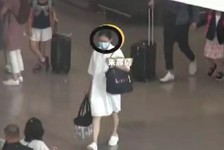 劉德華6歲女兒長高了,父女倆牽手返港,52歲朱麗倩孕肚明顯!