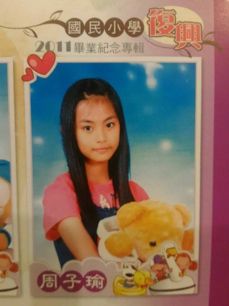 女大十八變!周子瑜國小畢業照曝光「全班最黑」 網友評價不一:確定沒人造?