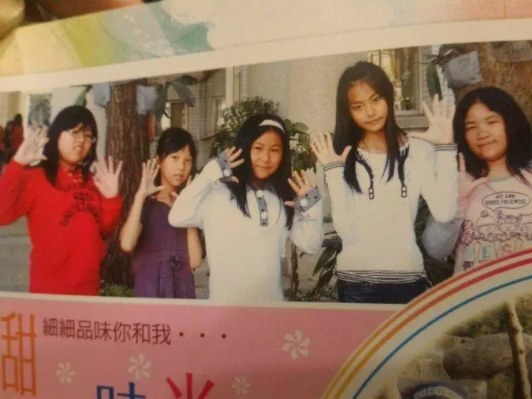 女大十八變!周子瑜國小畢業照曝光「全班最黑」 網友評價不一:確定沒人造?