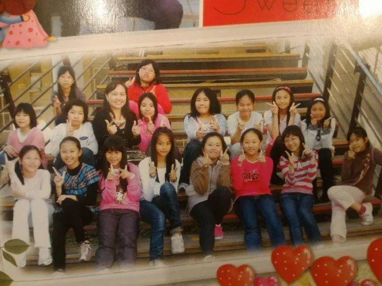 女大十八變!周子瑜國小畢業照曝光「全班最黑」 網友評價不一:確定沒人造?