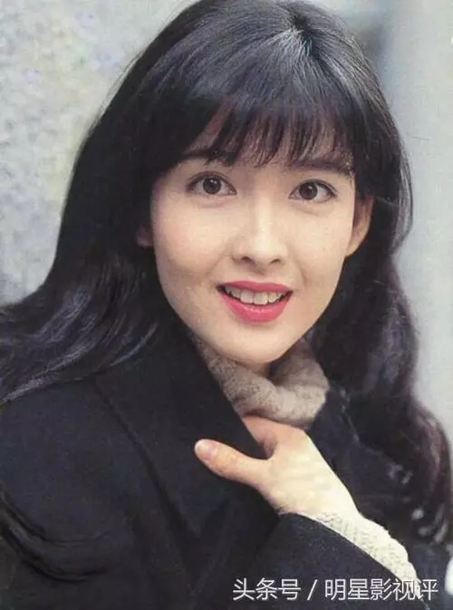五十一歲周慧敏的腿驚為天人,網友訝異不已:這是真實存在的嗎?