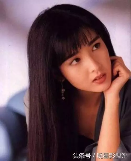 五十一歲周慧敏的腿驚為天人,網友訝異不已:這是真實存在的嗎?