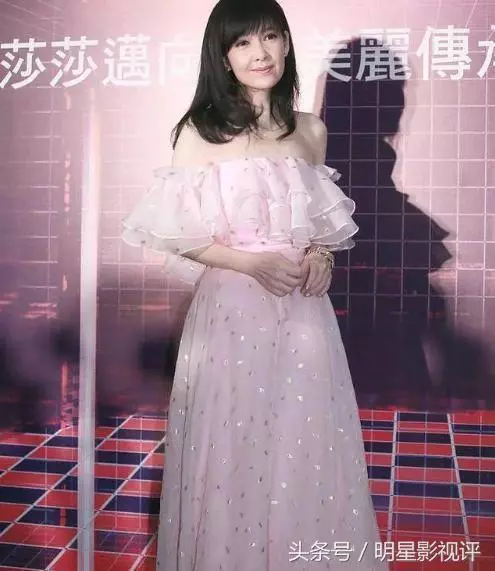 五十一歲周慧敏的腿驚為天人,網友訝異不已:這是真實存在的嗎?