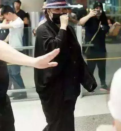 46歲張惠妹原來胖的跟球一樣, 最近突然暴瘦, 排骨胸成功搶鏡!