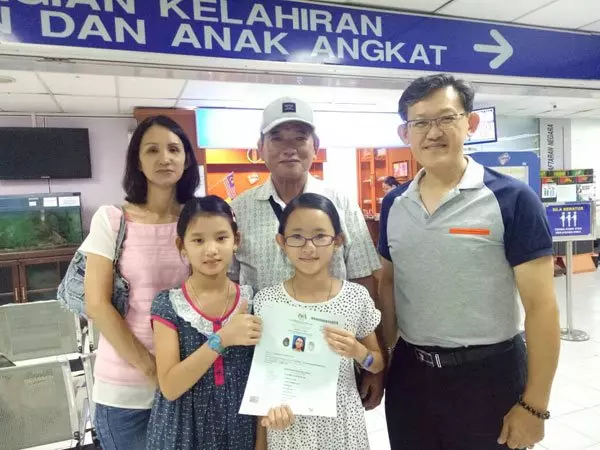 品學兼優的無國籍女童周怡錦(11歲),終於如願獲得報生紙,成為公民。