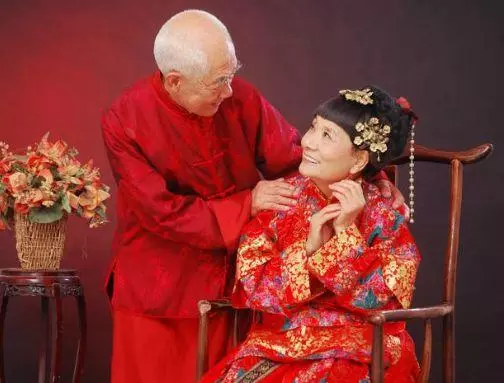 60歲母親要改嫁,我賭氣3年不歸,母親臨終說一秘密,我才知隱情