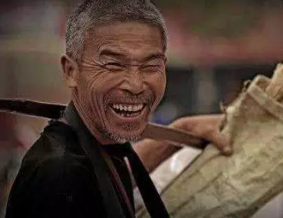 60歲母親要改嫁,我賭氣3年不歸,母親臨終說一秘密,我才知隱情