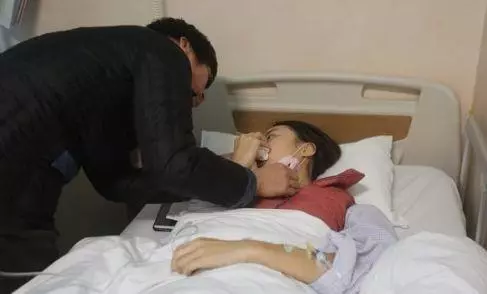 離婚3年後,路邊偶遇前妻暈倒,好心送她回家,看到開門的人傻了