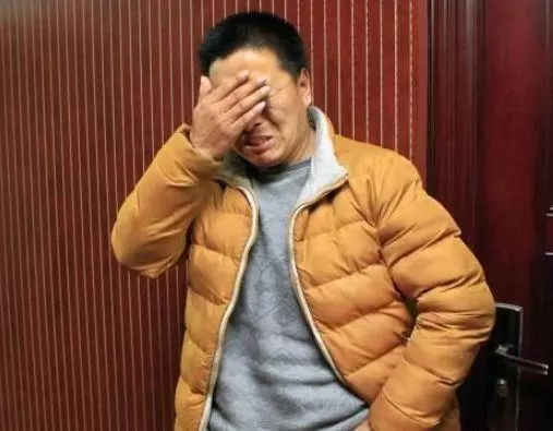 離婚3年後,路邊偶遇前妻暈倒,好心送她回家,看到開門的人傻了