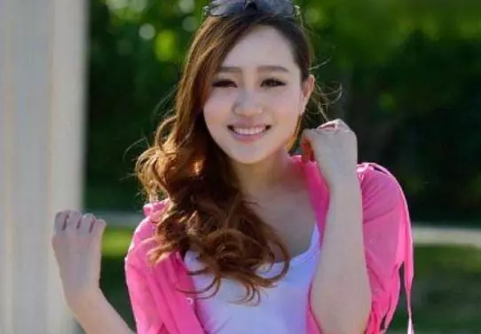 離婚3年後,路邊偶遇前妻暈倒,好心送她回家,看到開門的人傻了