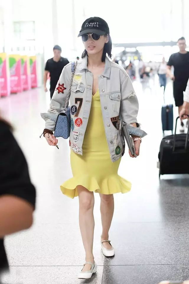 黃聖依現身機場,哪怕身穿寬鬆衛衣也難掩孕肚!楊子喜當爹了?