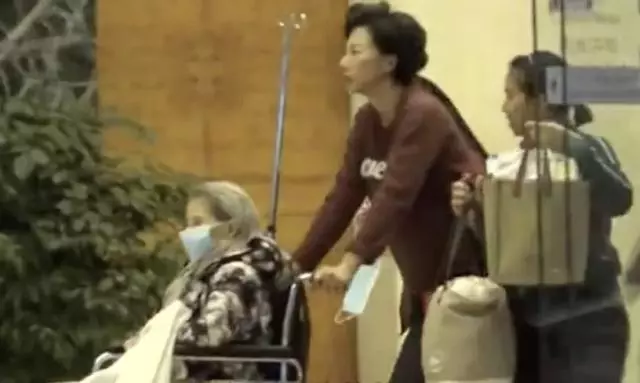 葉倩文照顧90歲老母親畫面感人,網友讚嘆:娛樂圈絕世孝女!