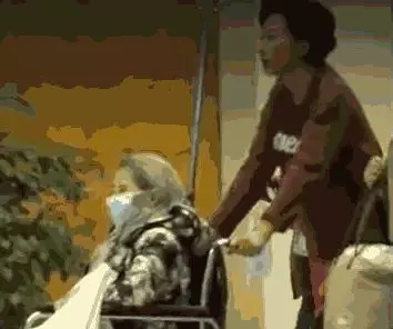 葉倩文照顧90歲老母親畫面感人,網友讚嘆:娛樂圈絕世孝女!
