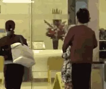 葉倩文照顧90歲老母親畫面感人,網友讚嘆:娛樂圈絕世孝女!