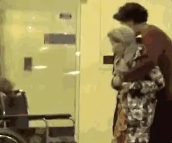 葉倩文照顧90歲老母親畫面感人,網友讚嘆:娛樂圈絕世孝女!