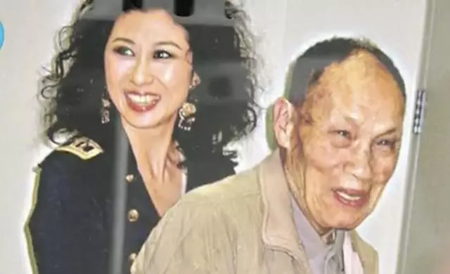 葉倩文照顧90歲老母親畫面感人,網友讚嘆:娛樂圈絕世孝女!
