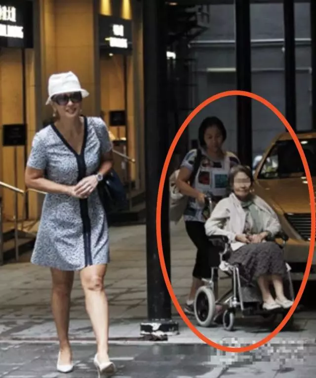 葉倩文照顧90歲老母親畫面感人,網友讚嘆:娛樂圈絕世孝女!