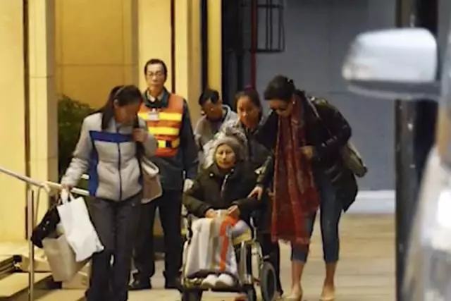 葉倩文照顧90歲老母親畫面感人,網友讚嘆:娛樂圈絕世孝女!