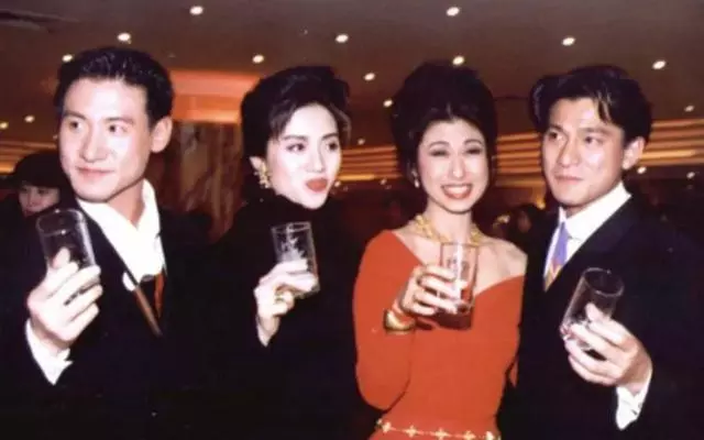 葉倩文照顧90歲老母親畫面感人,網友讚嘆:娛樂圈絕世孝女!