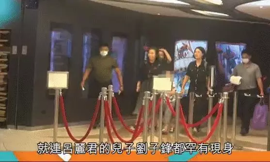 港媒曝大劉15歲女兒近況,長得亭亭玉立,與親媽呂麗君一同出門!