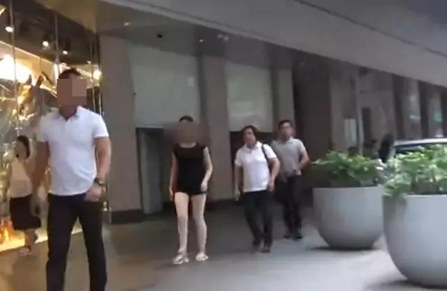 港媒曝大劉15歲女兒近況,長得亭亭玉立,與親媽呂麗君一同出門!