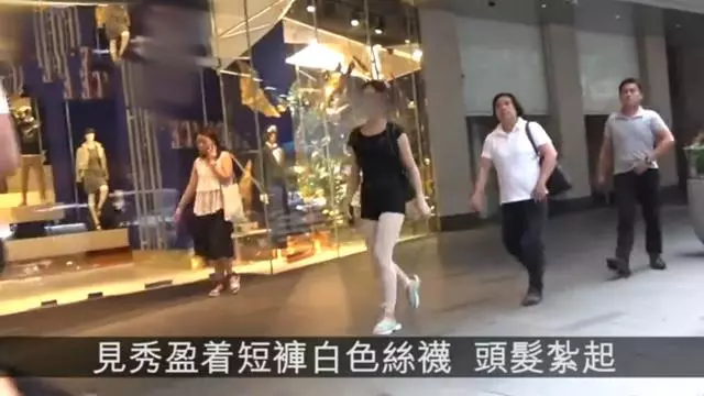 港媒曝大劉15歲女兒近況,長得亭亭玉立,與親媽呂麗君一同出門!