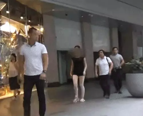 港媒曝大劉15歲女兒近況,長得亭亭玉立,與親媽呂麗君一同出門!