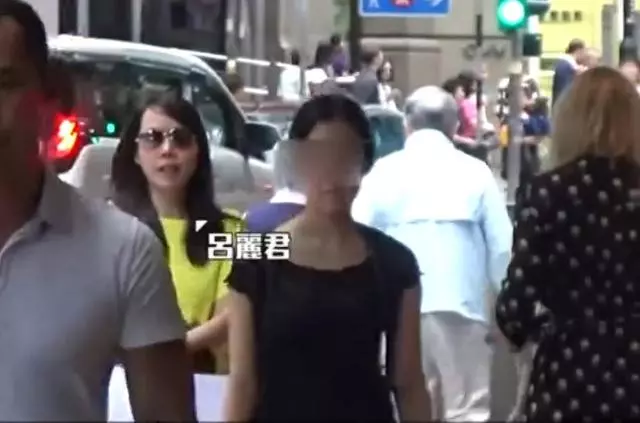 港媒曝大劉15歲女兒近況,長得亭亭玉立,與親媽呂麗君一同出門!