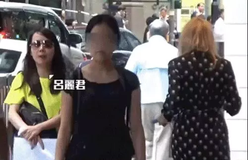 港媒曝大劉15歲女兒近況,長得亭亭玉立,與親媽呂麗君一同出門!