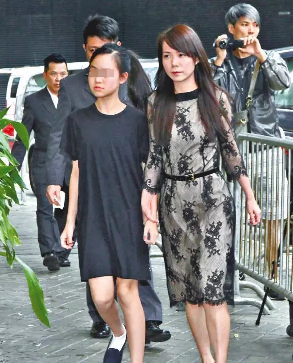 港媒曝大劉15歲女兒近況,長得亭亭玉立,與親媽呂麗君一同出門!