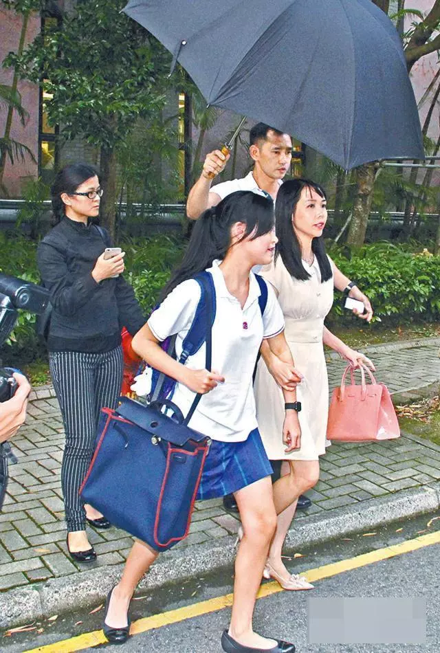 港媒曝大劉15歲女兒近況,長得亭亭玉立,與親媽呂麗君一同出門!