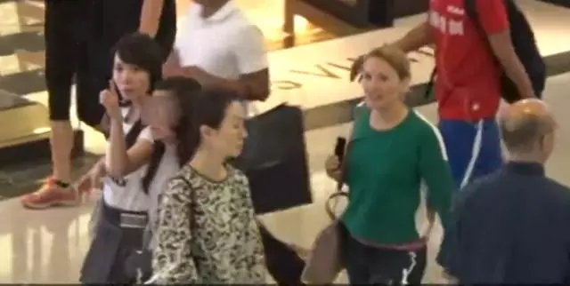 港媒曝大劉15歲女兒近況,長得亭亭玉立,與親媽呂麗君一同出門!