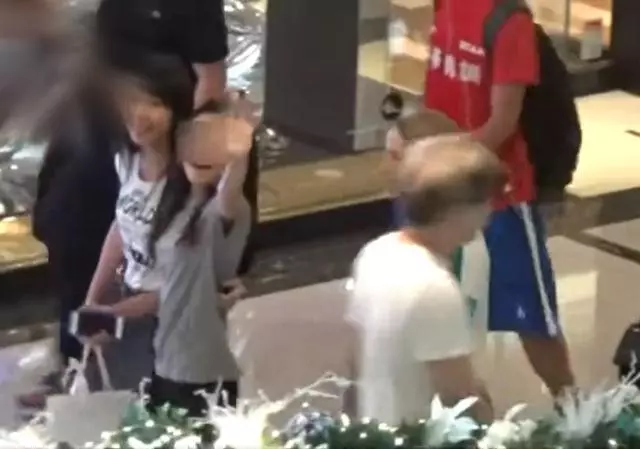 港媒曝大劉15歲女兒近況,長得亭亭玉立,與親媽呂麗君一同出門!