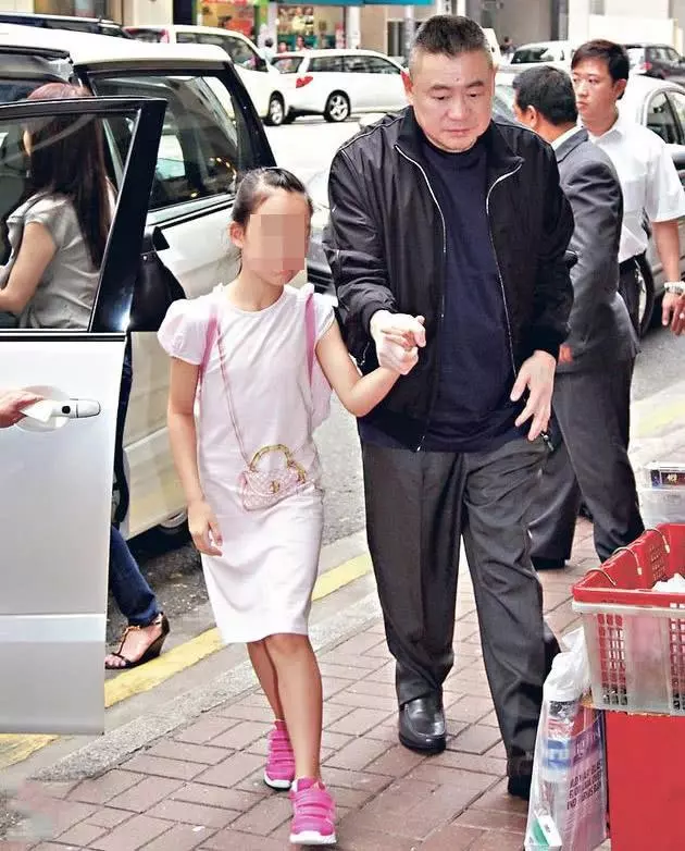 港媒曝大劉15歲女兒近況,長得亭亭玉立,與親媽呂麗君一同出門!