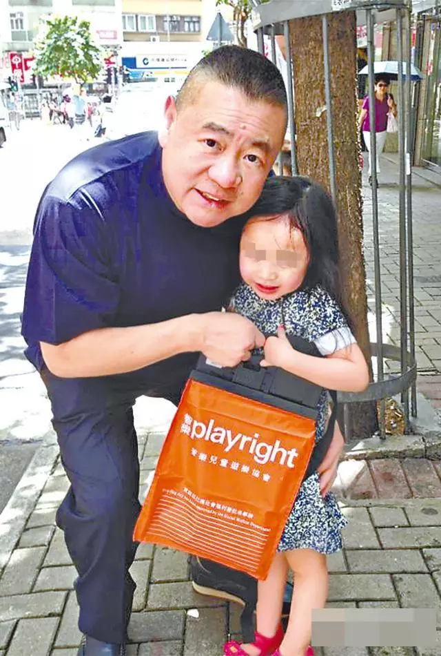 港媒曝大劉15歲女兒近況,長得亭亭玉立,與親媽呂麗君一同出門!