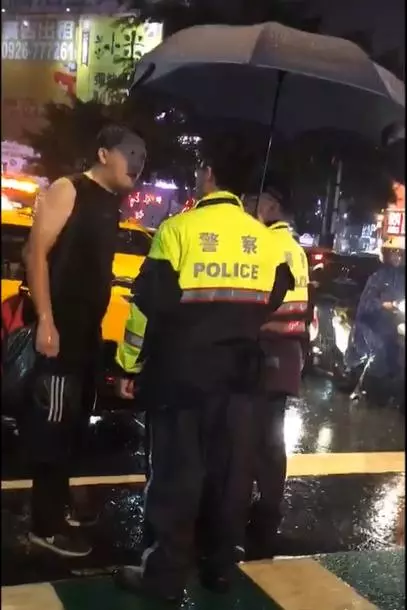 男子大雨中「囂張對警察嗆聲」情緒超激動 他跳針喊「錯的人不是我」警無奈:何必這樣講話?