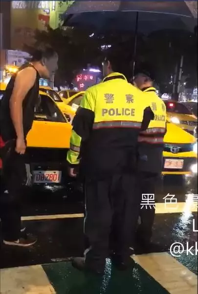 男子大雨中「囂張對警察嗆聲」情緒超激動 他跳針喊「錯的人不是我」警無奈:何必這樣講話?